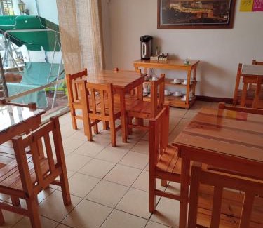 Cavancha House | Cozy Palm Hostal: Family-Friendly with Kitchen Amenities