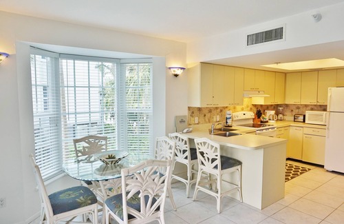 Palm Island Villa | Elegant Palm Island 1 Bedroom Deluxe Villa with Oceanfront Views