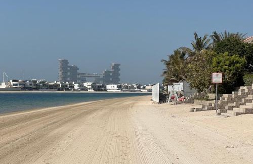 Palm Jumeirah Villa | Experience Palm Jumeirah Party Villa with Private Beach Access