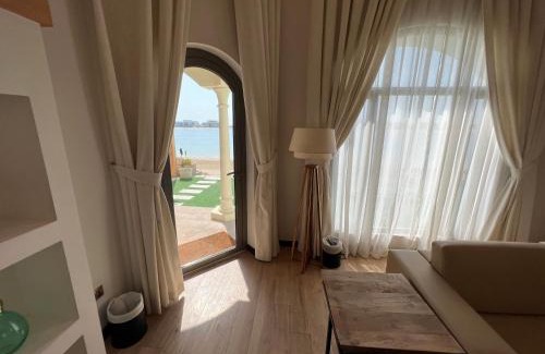 Palm Jumeirah Villa | Experience Palm Jumeirah Party Villa with Private Beach Access