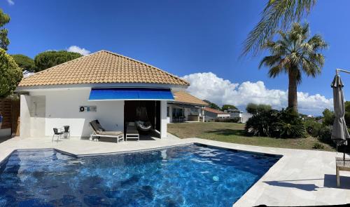 Vilassar de Dalt Bed & Breakfast | Oceanfront Suite at Palm Maresme with Breathtaking Views