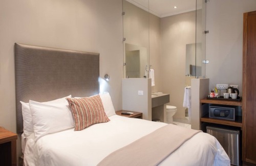 Lephalale Hotel | Relax at Palm Park Hotel: Pool, Spa & Family-Friendly Fun