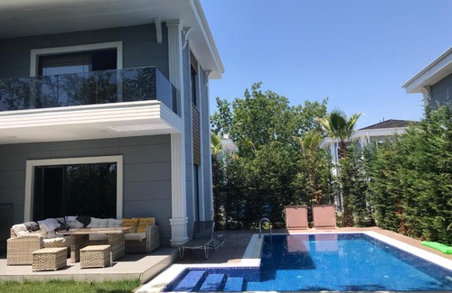 Sapanca Villa | Relaxing Stay at Palm Resort with Pool & Pet-Friendly Space