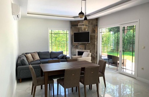 Sapanca Villa | Relaxing Stay at Palm Resort with Pool & Pet-Friendly Space