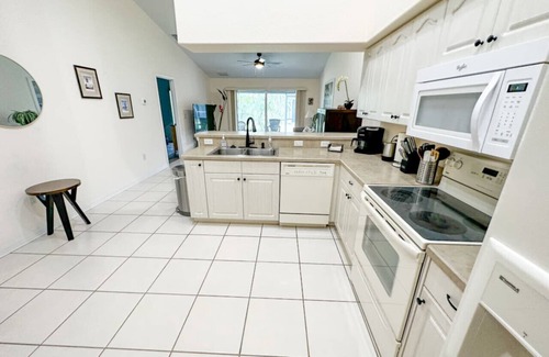 Pebble Beach Villa | Relax at Palm Retreat near Englewood Beach with Pool