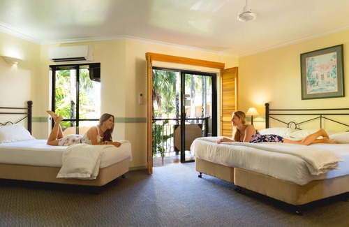 Manunda Hotel | Experience Comfort at Palm Royale Cairns with Pool Access