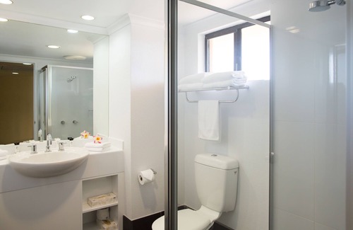 Manunda Hotel | Experience Comfort at Palm Royale Cairns with Pool Access