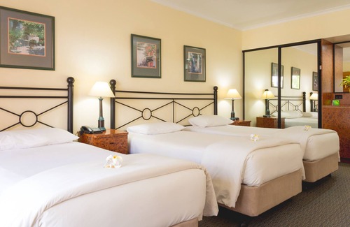 Manunda Hotel | Experience Comfort at Palm Royale Cairns with Pool Access