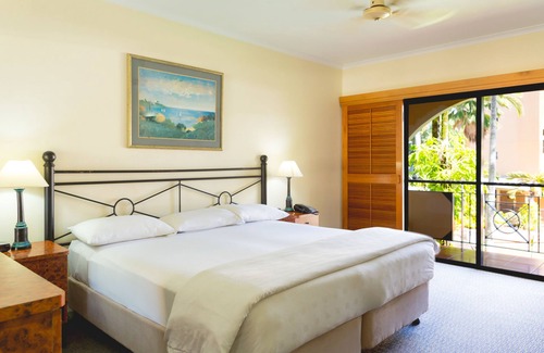 Manunda Hotel | Experience Comfort at Palm Royale Cairns with Pool Access