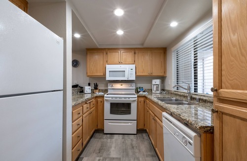 Baristo Hotel | Discover Palm Springs Oasis with Pool & Full Kitchen!