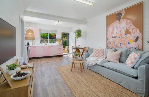 Bateau Bay Villa | Elegant Palm Springs Oasis in Bateau Bay – Rated 9/10