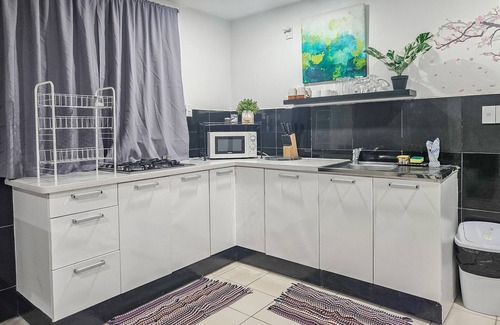 Apia House | Cozy Palm Studio with Extra Bedroom & Scenic Ocean View