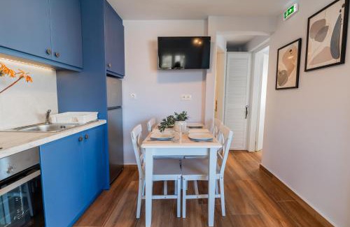 Gouvia Apartment | Exceptional Oceanfront Palm Tree Corfu Apt. with Pool