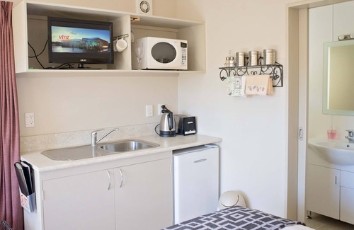 Parkvale Cottage | Cozy Palm Tree Cottage with Ocean View & Pool Amenities