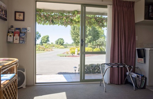 Parkvale Cottage | Cozy Palm Tree Cottage with Ocean View & Pool Amenities