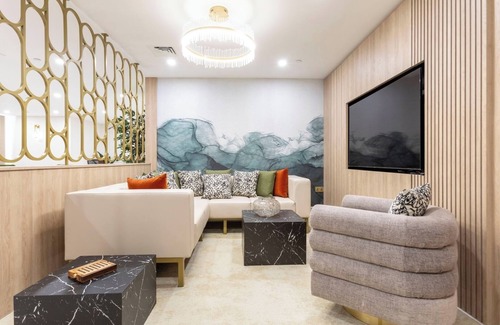 London Borough of Bromley Apartment | Palm Tree House - Sahara