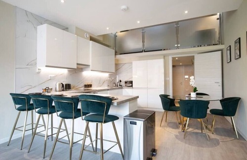 London Borough of Bromley Apartment | Palm Tree House | Birds of Feather