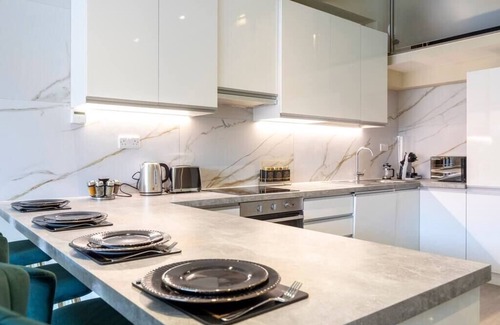 London Borough of Bromley Apartment | Palm Tree House | Birds of Feather