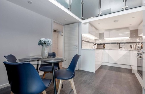 London Borough of Bromley Apartment | Palm Tree House - The Royal Flush