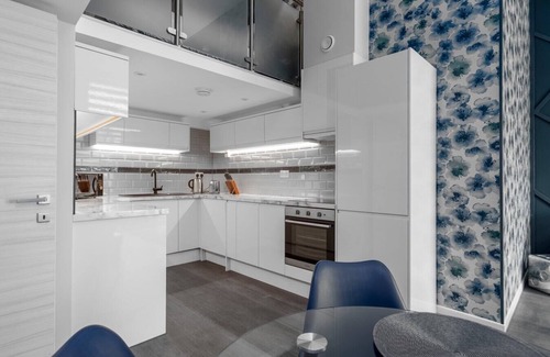London Borough of Bromley Apartment | Palm Tree House - The Royal Flush