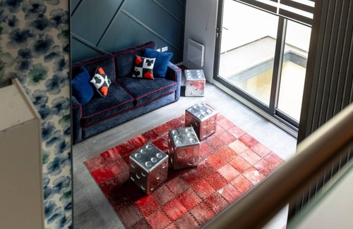 London Borough of Bromley Apartment | Palm Tree House - The Royal Flush