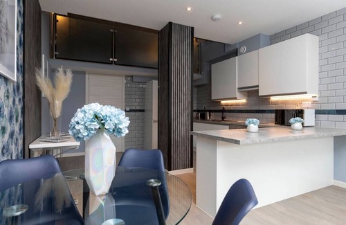 London Borough of Bromley Apartment | Palm Tree House - Winter Wonderland