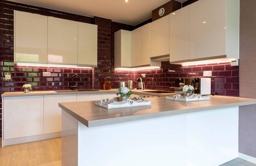 London Borough of Bromley Apartment | Palm Tree House - The Farmhouse