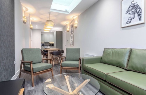 London Borough of Bromley Apartment | Palm Tree House | Safari