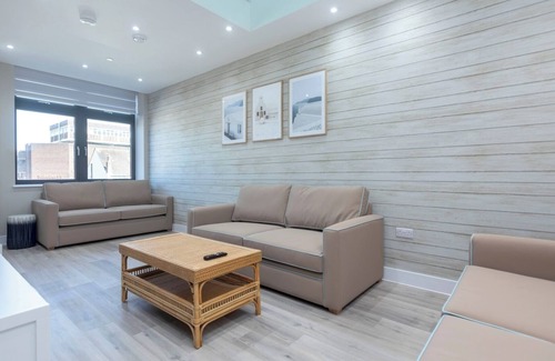 London Borough of Bromley Apartment | Palm Tree House | Santorini