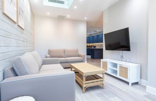 London Borough of Bromley Apartment | Palm Tree House | Santorini