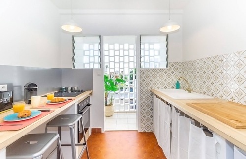 Saint-Denis Apartment | Modern Palm Tree Retreat in Heart of Saint-Denis