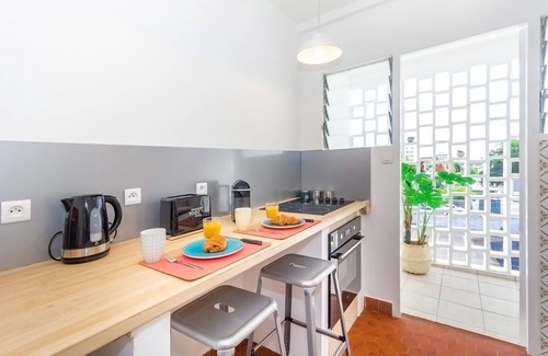 Saint-Denis Apartment | Modern Palm Tree Retreat in Heart of Saint-Denis