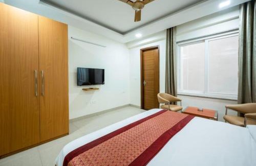 Tenkasi Hotel | Palm View Lodge Gurgaon !! Walking Distance from Medanta Hospital Sector 38