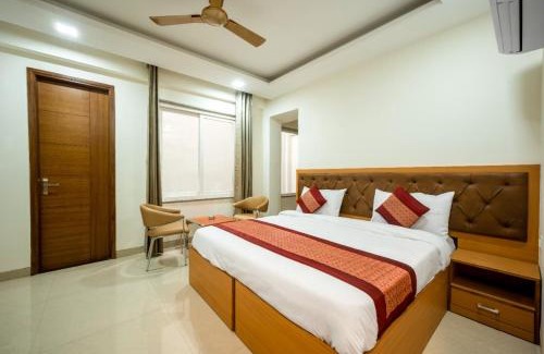 Tenkasi Hotel | Palm View Lodge Gurgaon !! Walking Distance from Medanta Hospital Sector 38