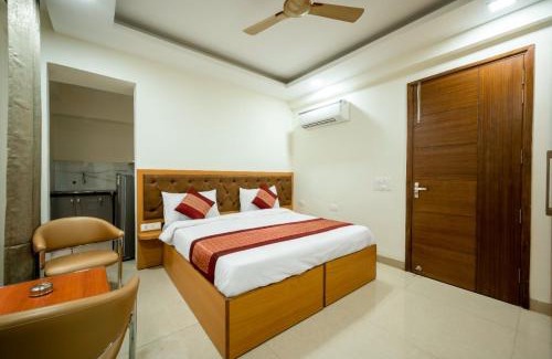 Tenkasi Hotel | Palm View Lodge Gurgaon !! Walking Distance from Medanta Hospital Sector 38