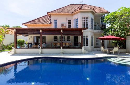 Sanur Villa | Family-Friendly Palm Villa: A Paradise in Sanur Awaits