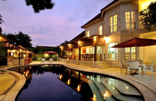 Sanur Villa | Family-Friendly Palm Villa: A Paradise in Sanur Awaits