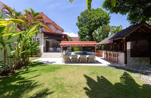 Sanur Villa | Family-Friendly Palm Villa: A Paradise in Sanur Awaits