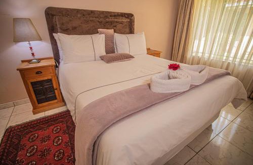 Harare East House | Cozy Palm Villa: Family-Friendly with Breakfast & Kitchen