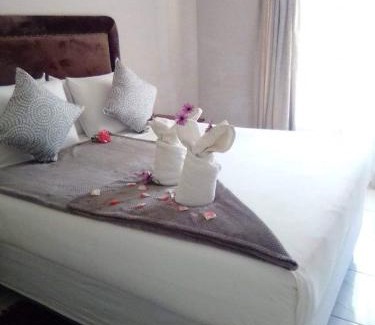 Harare East House | Cozy Palm Villa: Family-Friendly with Breakfast & Kitchen