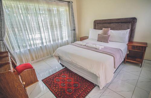Harare East House | Cozy Palm Villa: Family-Friendly with Breakfast & Kitchen