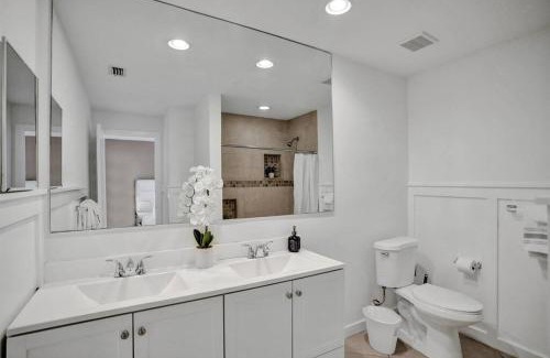 Southwest Apartment | Relax at Palm Wave: Pet-Friendly Stay in a Quiet Area