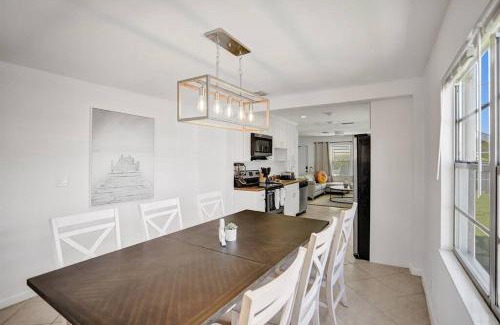 Southwest Apartment | Relax at Palm Wave: Pet-Friendly Stay in a Quiet Area