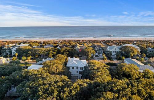 Isle of Palms House | 2905 Palm Blvd: Pet-Friendly Haven with Pool Access