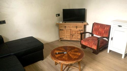 Elche Apartment | Palmeras: Guest Rated 9/10 with Pool and Pet-Friendly Amenities