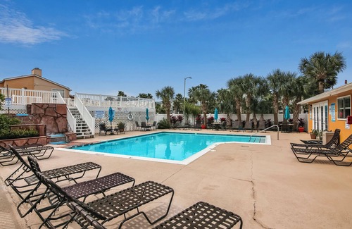 Galveston Condo | Oceanfront Bliss at Palms: Rated 10/10 Beach Bungalow
