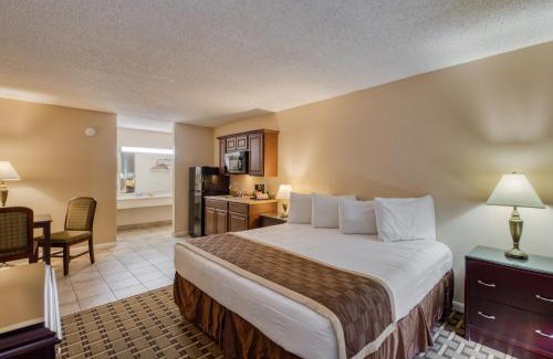 Lake City Hotel | Pet-Friendly Retreat at Palms Garden Inn with Kitchen Access