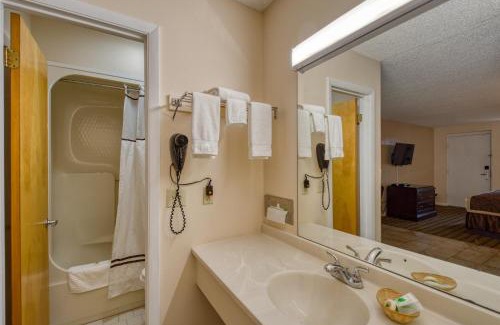 Lake City Hotel | Pet-Friendly Retreat at Palms Garden Inn with Kitchen Access