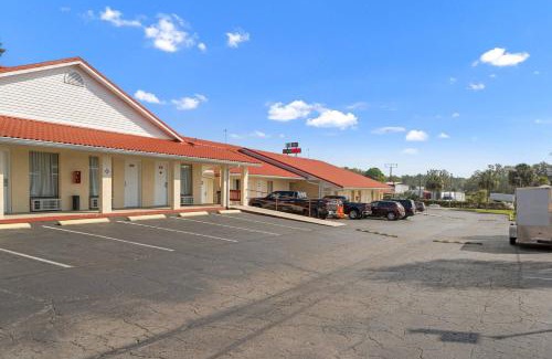 Lake City Hotel | Pet-Friendly Retreat at Palms Garden Inn with Kitchen Access