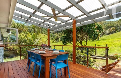 Blueys Beach House | Inviting Palms House: Family-Friendly Stay with 9/10 Rating